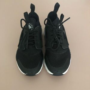 Girls Nike Huarache sz 12